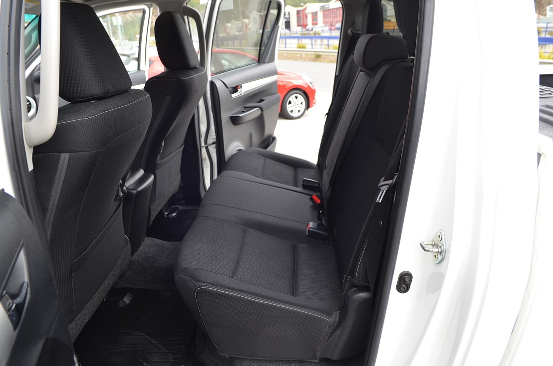 Toyota Hilux 2.4 D-4D Cabina Doble Automatico 5p, miniatura 2