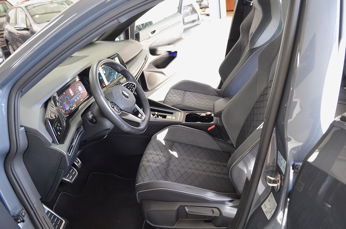 VW Golf VIII 2.0 Tdi R-Line DSG 150cv 5p., miniatura 5