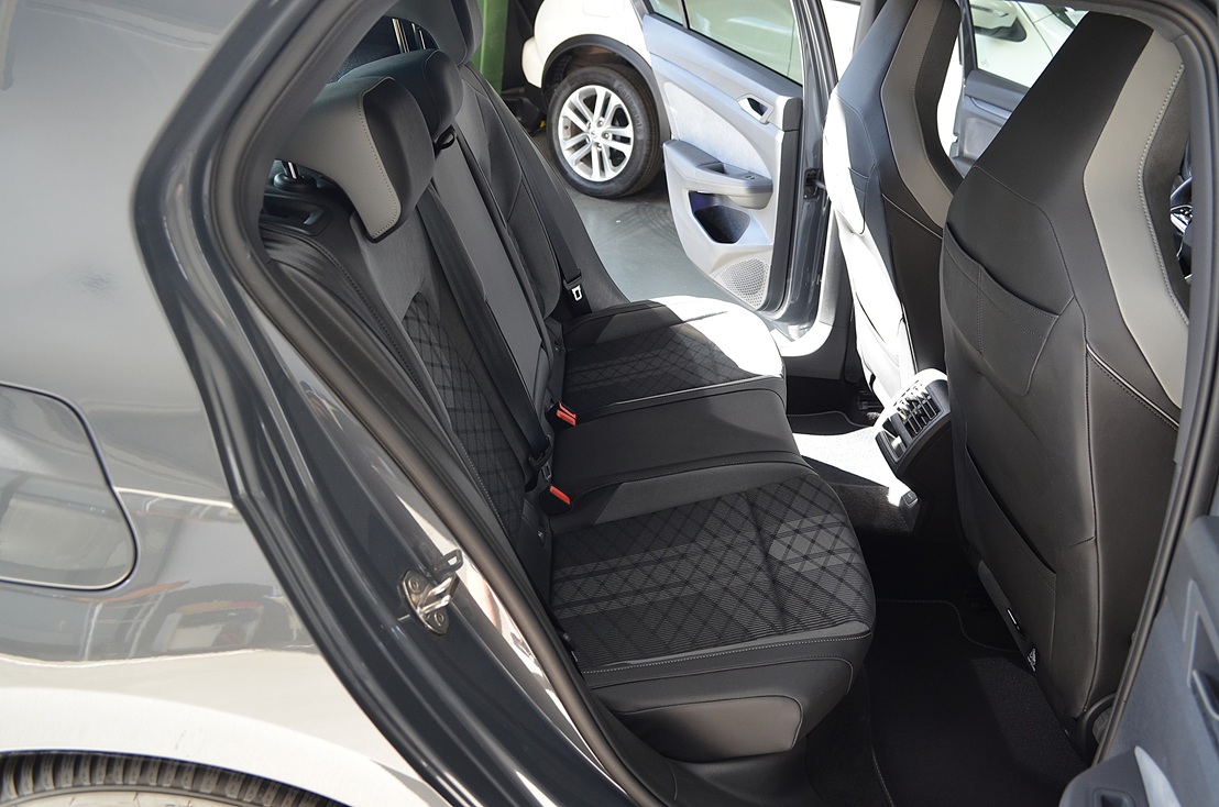 VW Golf VIII 2.0 Tdi R-Line DSG 150cv 5p., miniatura 9
